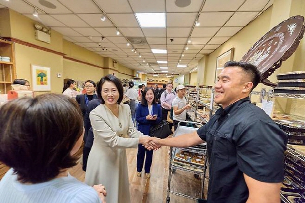 이재명 대통령과 영부인 김혜경 여사가 방송에 출연, K-푸드 관련 소회를 들려줬다. 시청률이 상당히 나와 화제를 모은다. 사진은 김 여사가 해외 순방 일정 중 교민 운영 업소를 찾아 우리 교민들을 챙기는 모습이다. 김 여사는 해외 교민들의 현지 생활 적응 및 K-푸드 전파 등에 관심이 많은 것으로 알려졌다. [사진=대통령실]