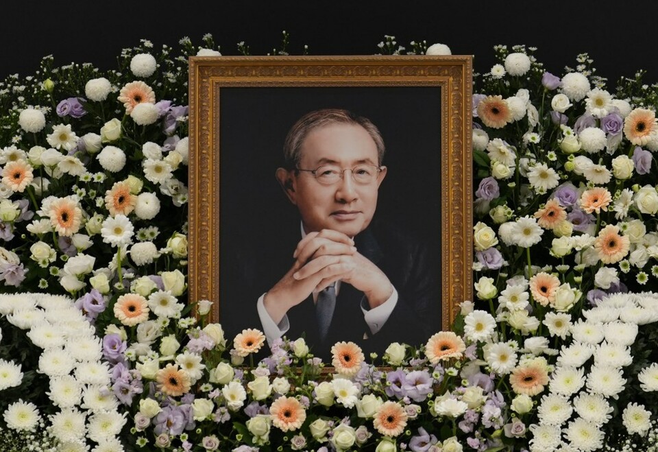 고(故) 최창걸 고려아연 명예회장의 영결식이 최윤범 고려아연 회장과 유중근 여사(전 적십자 총재) 등을 포함한 유가족과 이제중 부회장 등 임직원들이 참석한 가운데 10일 오전 서울 종로구에 있는 고려아연 본사에서 엄수됐다. [고려아연 제공]