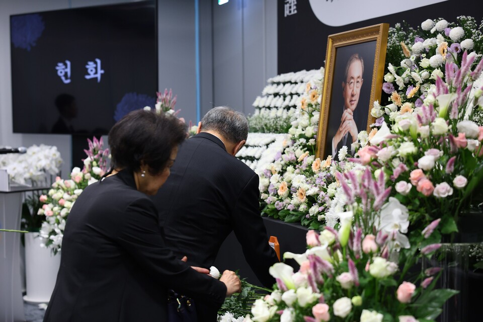 고(故) 최창걸 고려아연 명예회장의 영결식이 최윤범 고려아연 회장과 유중근 여사(전 적십자 총재) 등을 포함한 유가족과 이제중 부회장 등 임직원들이 참석한 가운데 10일 오전 서울 종로구에 있는 고려아연 본사에서 엄수됐다. [고려아연 제공]