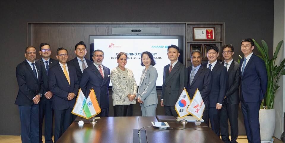 지난 15일 서울 종로구 SK서린빌딩에서 김원기(왼쪽에서 8번째) SK엔무브 사장과 마헨드라 고얄(왼쪽에서 9번째) 아난드그룹 사장 겸 최고경영자가 합작법인 설립 계약을 체결한 후 기념사진을 촬영하고 있다. [SK엔무브 제공]