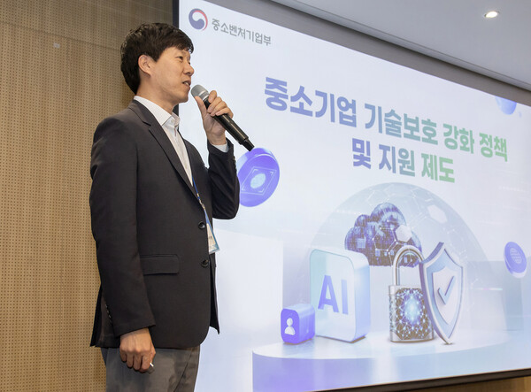 15일 경기도 수원컨벤션센터에서 개최된 '2025 우수 기술 설명회'에서 중소벤처기업부 차상훈 사무관이 특강을 하고 있다 [삼성전자 제공]