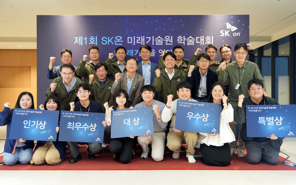 15일 대전 SK온 미래기술원에서 '제1회 미래기술원 학술대회'가 열린 가운데 박기수 SK온 미래기술원장(가운데줄 좌측에서 4번째), 이장원 SK온 최고기술책임자(뒷줄 좌측에서 3번째), 피승호 SK온 제조총괄(뒷줄 좌측에서 4번째), 최장욱 서울대학교 화학생물공학부 교수(가운데줄 좌측에서 3번째) 등 주요 참석자와 SK온 연구원들이 기념촬영을 하고 있다. [SK온 제공]