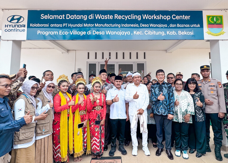 첫째 줄 왼쪽 8번째부터 데디 물야디 (Dedi Mulyadi) 인도네시아 서자바주 주지사, 방현철 현대차 인도네시아 생산법인(HMMI) 법인장, 마틸다 앙투아네트 부이산(Mathilda Antoinette Buisan) 굿네이버스 인도네시아 대표 등 주요 관계자들이 기념 사진을 촬영하는 모습. [현대차 제공]