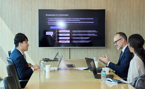 AI 거버넌스 협력에 대해 논의하고 있는 차호범 SK텔레콤 CPO(왼쪽)와 팀 엥겔하르트(Tim Engelhardt) 유엔 인권최고대표사무소 인권담당관 [SK텔레콤 제공]