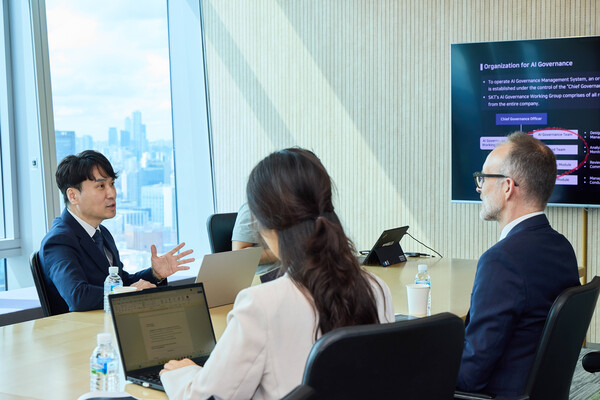 AI 거버넌스 협력에 대해 논의하고 있는 차호범 SK텔레콤 CPO(왼쪽)와 팀 엥겔하르트(Tim Engelhardt) 유엔 인권최고대표사무소 인권담당관 [SK텔레콤 제공]