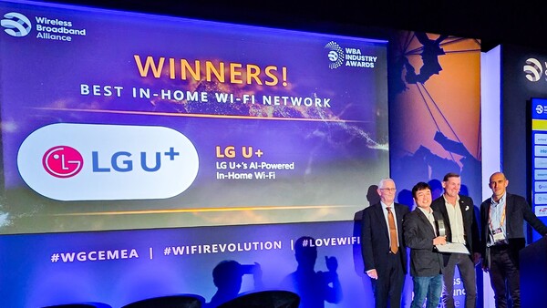 시상식에 참석한 노정민 홈디바이스개발팀장이 수상 후 기념 촬영을 하는 모습 [LG유플러스 제공]