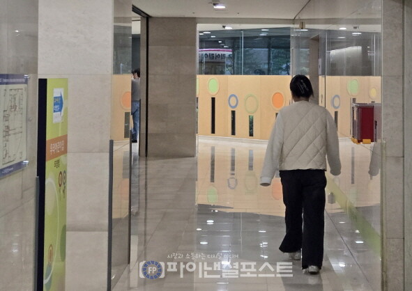 두꺼운 누비옷을 입고 본점 복도를 걷고 있는 우리은행 행원. 20일 아침 기온이 올 들어 가장 추웠던 것으로 집계됐다. [사진=파이낸셜포스트 사진DB]