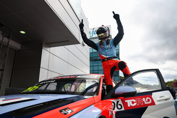 미켈 아즈코나 선수가 17일~19일 열린 '2025 TCR 월드투어' 6라운드 한국 대회에서 우승을 차지하고 기뻐하고 있다 [현대차 제공]