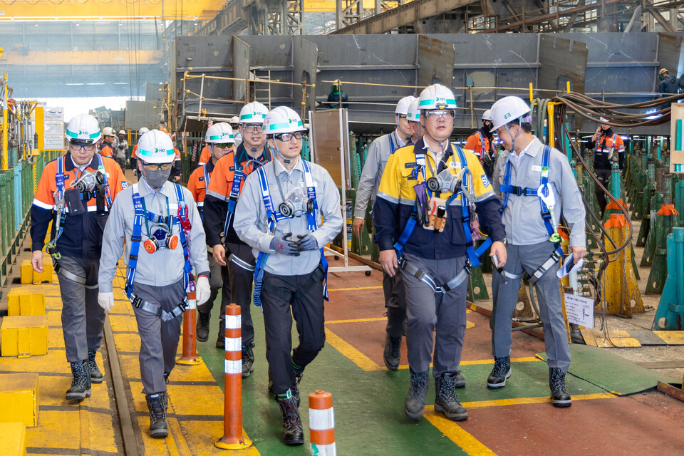 2025년도 사장단 인사에서 3세 경영의 닻을 올린 정기선 HD현대 회장. 사진은 정기선 회장이 전남 영암군에 위치한 HD현대삼호 조선소를 찾아 주요 생산 설비와 고위험 작업 현장을 점검하는 모습. [HD현대 제공]