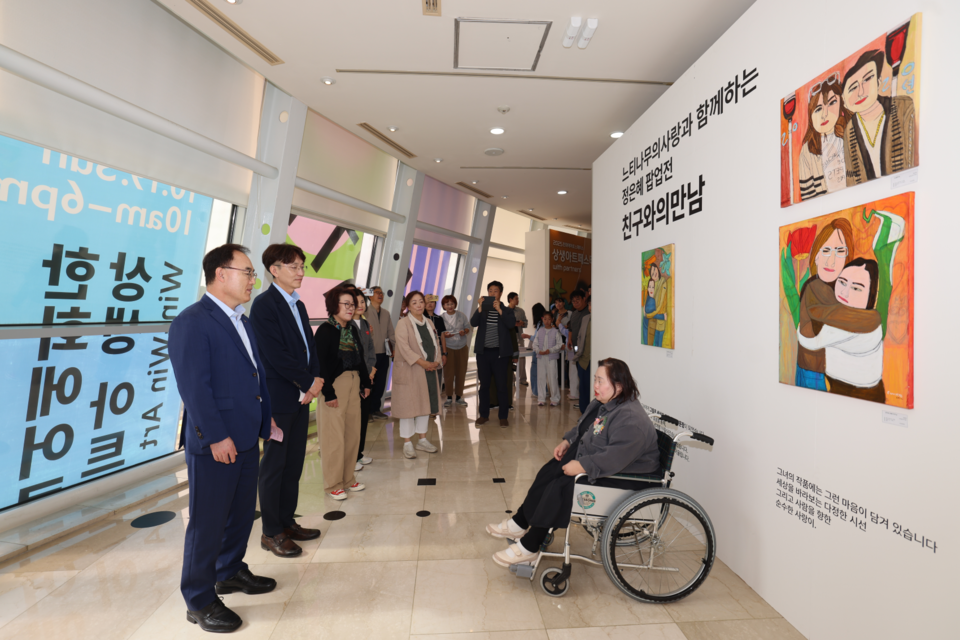 한화에어로스페이스가 19일 경남 창원시에서 개최한 ‘상생 아트 페스타’에서  정은혜 작가(사진 오른쪽)가 조현준 경남 경제 통상 국장(사진 왼쪽), 박금숙 경남도립미술관장(사진 왼쪽 세번째),차준호 한화에어로스페이스 구매실장(사진 왼쪽 두번째)에게 미술 작품 설명을 하고 있다. [한화에어로스페이스 제공]