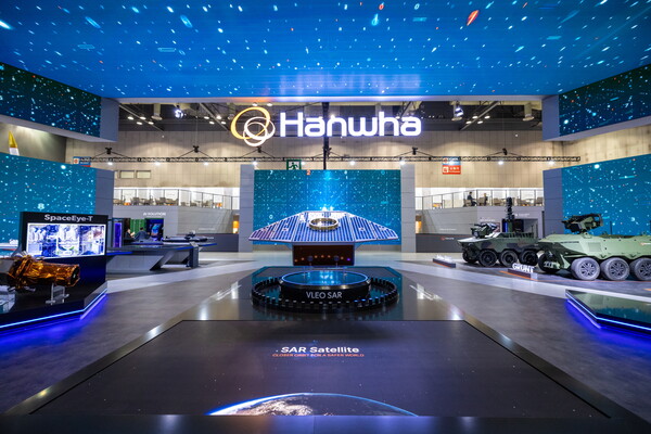 일산 킨텍스에서 열린 ADEX 2025 한화 부스에 전시된 한화시스템의 VLEO UHR SAR 위성 목 [한화시스템 제공]