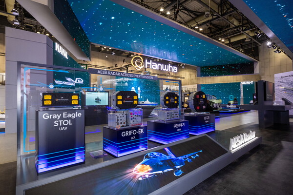 ADEX 2025에 전시된 한화시스템 AESA 레이다 풀 패키지 [한화시스템 제공]