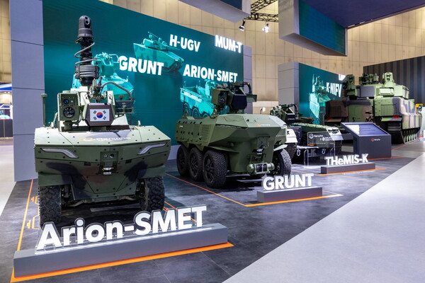 한화에어로스페이스가 ADEX2025 MUM-T 존에서 아리온스멧(Arion-SMET), 그룬트(GRUNT), 한국형 궤도형 무인지상차량(UGV) '테미스'를 공개했다 [한화에어로스페이스 제공]