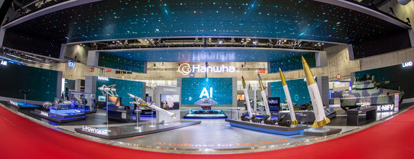 한화 방산 3사가 일산 킨텍스에서 열린 ADEX 2025에 참가해 최첨단 K-방산 미래 전장 솔루션을 선보이고 있다 [한화 제공]