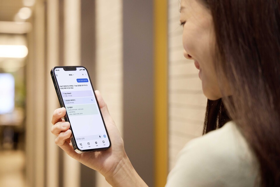 SK텔레콤은 인공지능(AI) 서비스 ‘에이닷’의 월간활성이용자수(MAU)가 1000만명을 돌파했다고 21일 밝혔다. 사진은 SKT 모델이 에이닷 앱을 사용하는 모습. [SK텔레콤 제공]