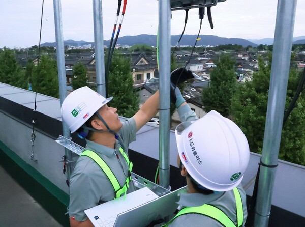 경주 황리단길 인근 통신 장비를 점검하는 LG유플러스 직원들 [LG유플러스 제공]