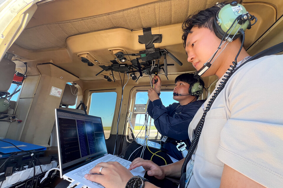 KT 직원들이 인천 아라뱃길 구간에서 UAM의 주요 기술요소를 점검하는 모습. [KT 제공]