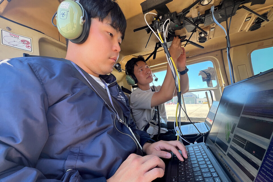 KT 직원들이 인천 아라뱃길 구간에서 UAM의 주요 기술요소를 점검하는 모습. [KT 제공]