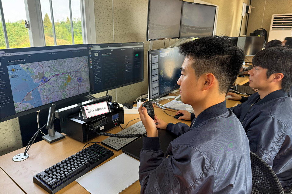 KT 직원들이 인천 아라뱃길 구간에서 UAM의 주요 기술요소를 점검하는 모습. [KT 제공]