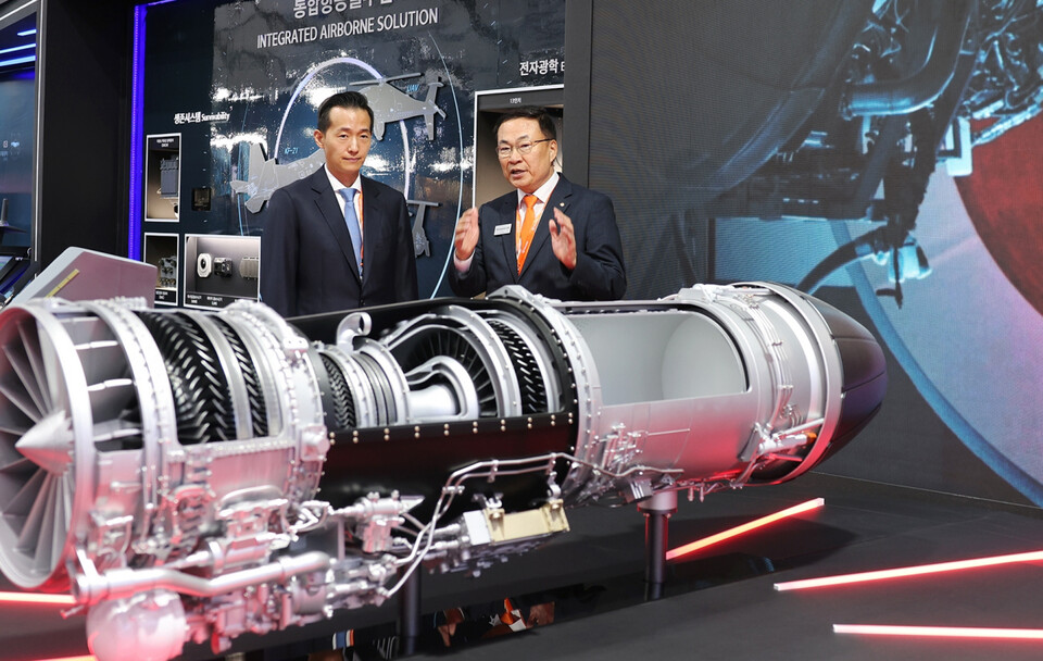 김동관(왼쪽) 한화그룹 부회장이 지난해 열린 서울 국제 항공우주·방위산업 전시회(ADEX) 2023 한화그룹 부스에서 한국형 전투기 KF-21의 심장인 F414 엔진을 살펴보고 있다. [한화에어로스페이스 제공]
