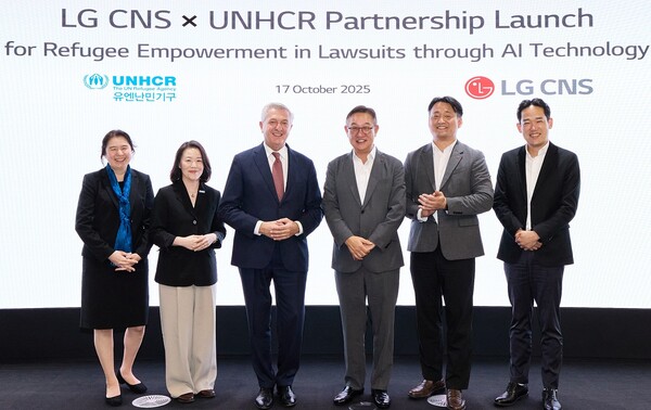 현신균 LG CNS CEO 사장(오른쪽 세 번째)과 필리포 그란디 유엔난민기구 최고대표(왼쪽 세 번째)가 파트너십 체결식에서 사진 촬영하는 모습 [LG CNS 제공]