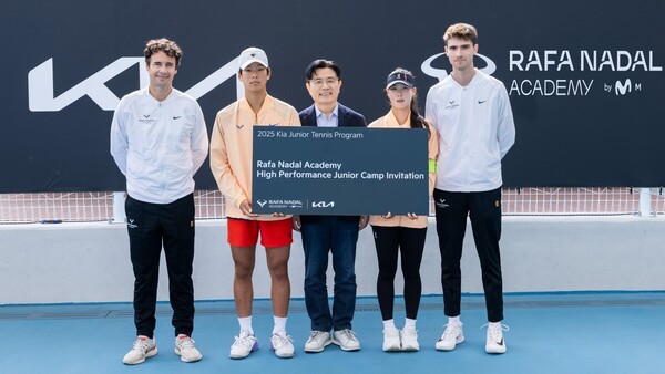 기아 주니어 테니스 프로그램에서 우수한 기량을 보여준 김시윤, 홍예리 선수와 류창승 기아 고객경험본부장 전무, 라파엘 나달 아카데미 소속 코치진이 기념 사진을 촬영하고 있는 모습 [기아 제공]