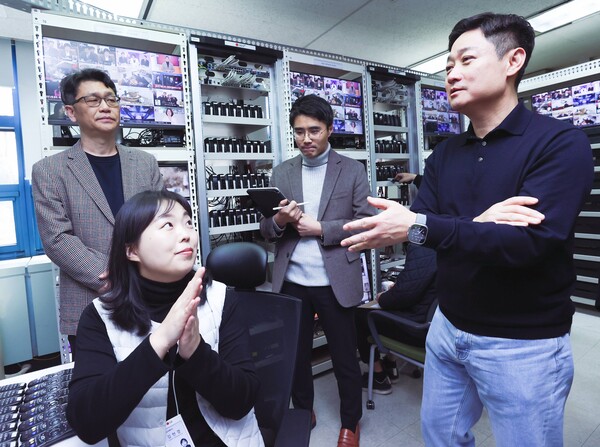 홍범식 LG유플러스 사장(맨 오른쪽)이 홈 서비스 품질 직원에게 업무 설명을 듣는 모습 [LG유플러스 제공]