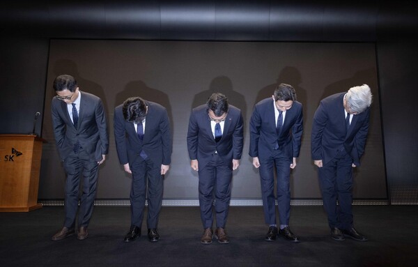 지난 25일 서울 을지로 SK텔레콤 사옥에서 진행된 '고객 정보 보호조치 강화 설명회'에서 (왼쪽부터) 이종훈 Infra전략본부장, 홍승태 고객가치혁신실장, 유영상 CEO, 배병찬 MNO AT본부장, 윤재웅 마케팅전략본부장이 유심 해킹 사태와 관련 사과를 하고 있다. (사진=SK텔레콤)