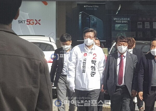 박형준 부산광역시장이 이재명 정부의 부동산 정책에 쓴소리를 했다. 그는 이재명 정부 정책에 대체로 비판적이다. 특히 산업은행 이전 무산과 동남투자은행 백지화를 강하게 성토한 바 있다. 사진은 그가 시장 후보이던 시절 도심을 누비며 시민들을 만나던 모습이다. [사진=임혜현 기자]