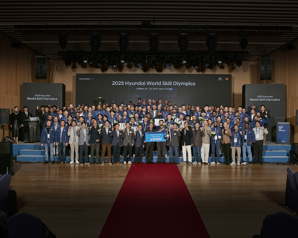 제15회 월드스킬올림픽 참가자들이 시상식 이후 단체사진을 촬영하는 모습. [현대차 제공]