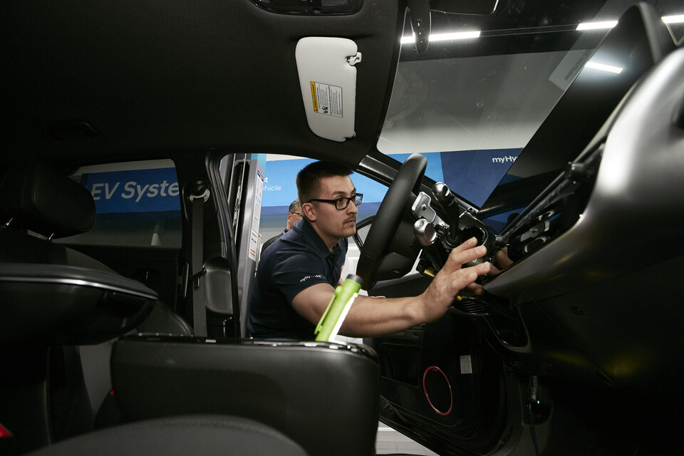 제15회 월드스킬올림픽 참가자들이 정비 평가를 받는 모습. [현대차 제공]