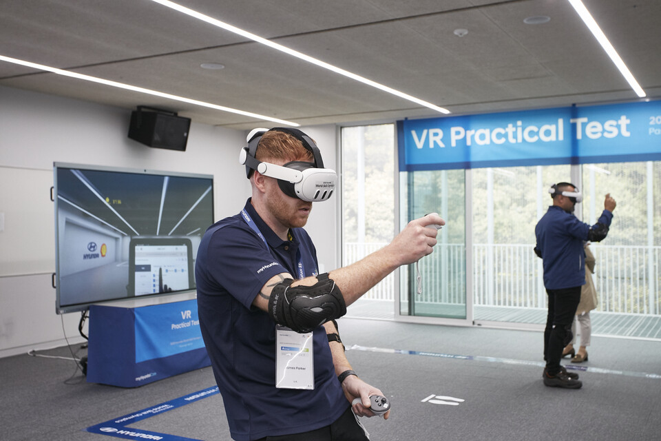 제15회 월드스킬올림픽 참가자들이 정비 평가를 받는 모습. [현대차 제공]