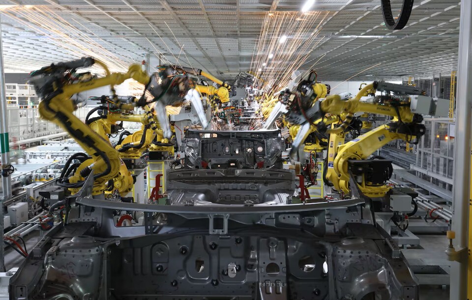 HD현대로보틱스의 산업용 로봇 제품이 적용된 자동차 생산라인. [HD현대로보틱스 제공]