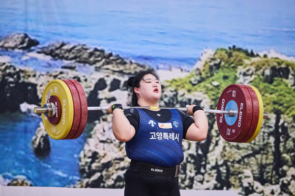 이번 대회에서 3관왕에 오른 역도 박혜정 선수가 바벨을 들어올리는 모습 [SK텔레콤 제공]