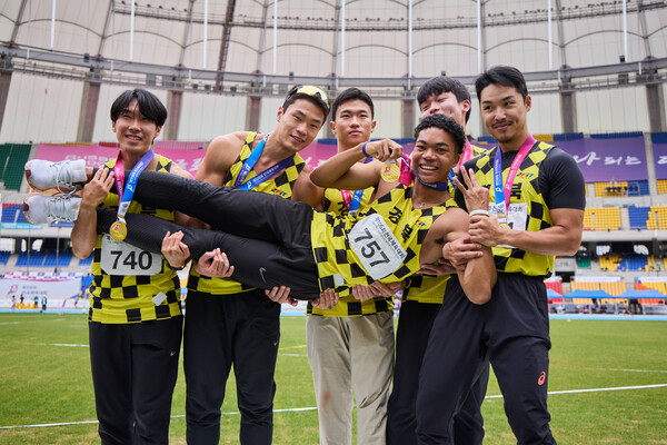 400m 계주 우승 후 기뻐하는 나마디 조엘진 선수와 팀원들 [SK텔레콤 제공]