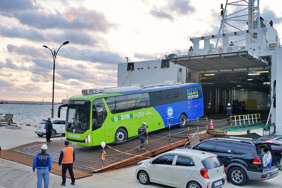 롯데웰푸드 닥터자일리톨버스가 울릉도 사동항에서 23일 입도하고 있다. [롯데웰푸드 제공]
