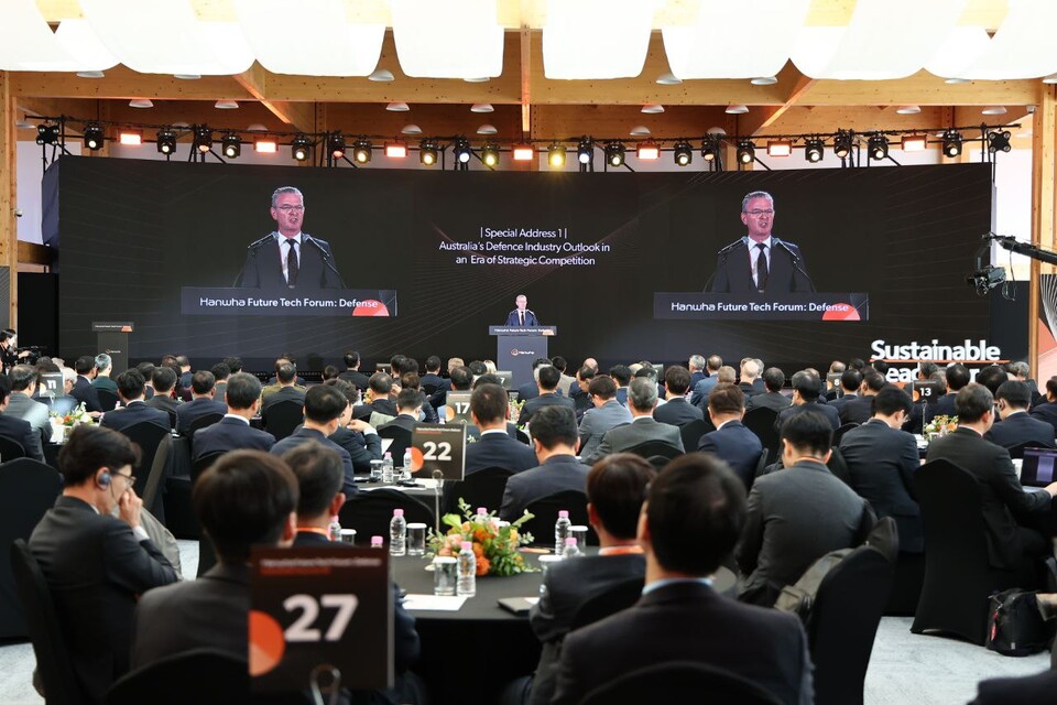 크리스토퍼 파인(Hon Christopher Pyne) 前 호주 국방장관은 ‘전략적 경쟁시대 호주 방위산업 정책 전망’을 주제로, 기술혁신과 국방 산업 간 협력 확대를 통한 국가 안보 강화 방안을 발표하고 있다. [한화 제공]