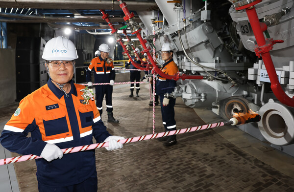 장인화 포스코그룹 대표이사 회장이 포항제철소 4고로 풍구에 화입을 하고 있다.