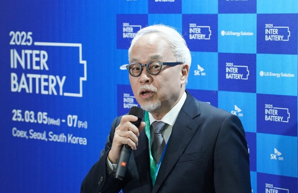 최주선 삼성SDI 사장이 5일 오전 서울 강남구 코엑스에서 열린 '인터배터리 2025'에서 취재진 질문에 답변하고 있다. [공동취재단]