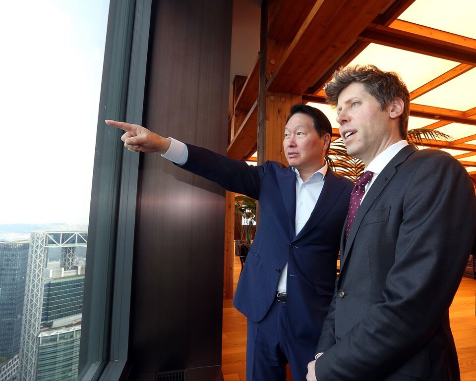 최태원 회장(오른쪽)과 샘 올트먼 OpenAI CEO(왼쪽)가 1일 서울 종로구 SK서린빌딩에서 창밖을 보며 환담을 하고 있다. [SK그룹 제공]