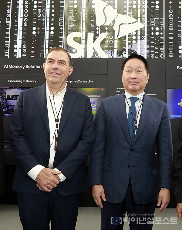 이달 28일 경북 경주시 경주엑스포대공원 야외특별관에 마련된 ‘K테크 쇼케이스’ 전시를 최태원 SK그룹 회장(왼쪽)과 매트 가먼(Matt Garman) 아마존웹서비스(AWS) 최고경영자(CEO)가 함께 관람하고 있다. [SK그룹 제공]