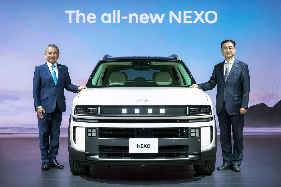 (왼쪽부터)현대차일본법인(HMJ) 시메기 토시유키 법인장, 현대차 정유석 부사장이 재팬 모빌리티쇼 2025에서 기념사진을 촬영하고 있는 모습. [현대차 제공]