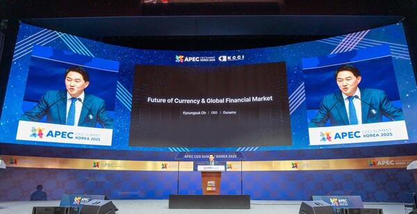 경북 경주시에서 열린 APEC 정상회담 부대행사인 CEO 서밋에서 오경석 두나무 대표가 기조연설을 하고 있다. [사진=두나무]