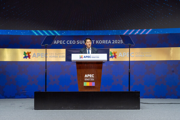오경석 두나무 대표가 APEC 정상회담 부대행사인 CEO 서밋에서 기조연설을 하고 있다. [사진=두나무]
