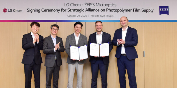 고경덕 LG화학 전자소재사업부장 상무(왼쪽에서 세 번째), 슈테판 회퍼(Stephan Höfer) 자이스(ZEISS) 사업개발총괄(왼쪽에서 네 번째) 등 양 사 경영진들이 여의도 LG트윈타워에서 사업 협력 계약을 체결한 뒤 기념촬영을 하고 있다 [LG화학 제공]