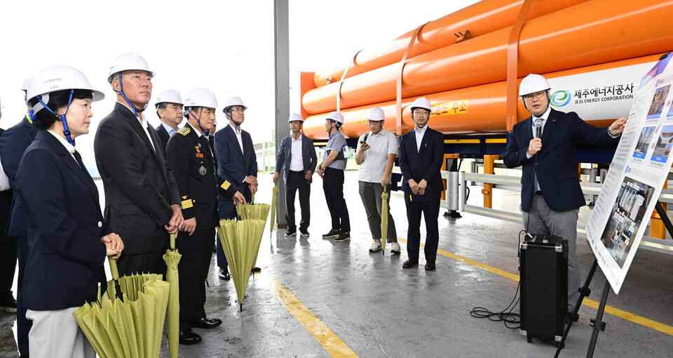 정의선 현대차그룹 회장(사진 왼쪽 두번째) 등 행사 참석자들이 수소 수전해 실증 시설 현황에 대해 설명을 듣고 있다. [현대차 제공]