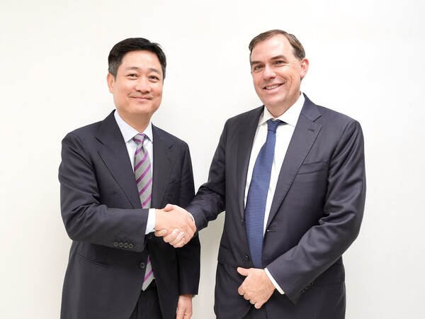 홍범식 LG유플러스 대표가 '2025 APEC CEO 서밋' 현장에서 맷 가먼 AWS CEO와 기념촬영을 하고 있다 [LG유플러스 제공]