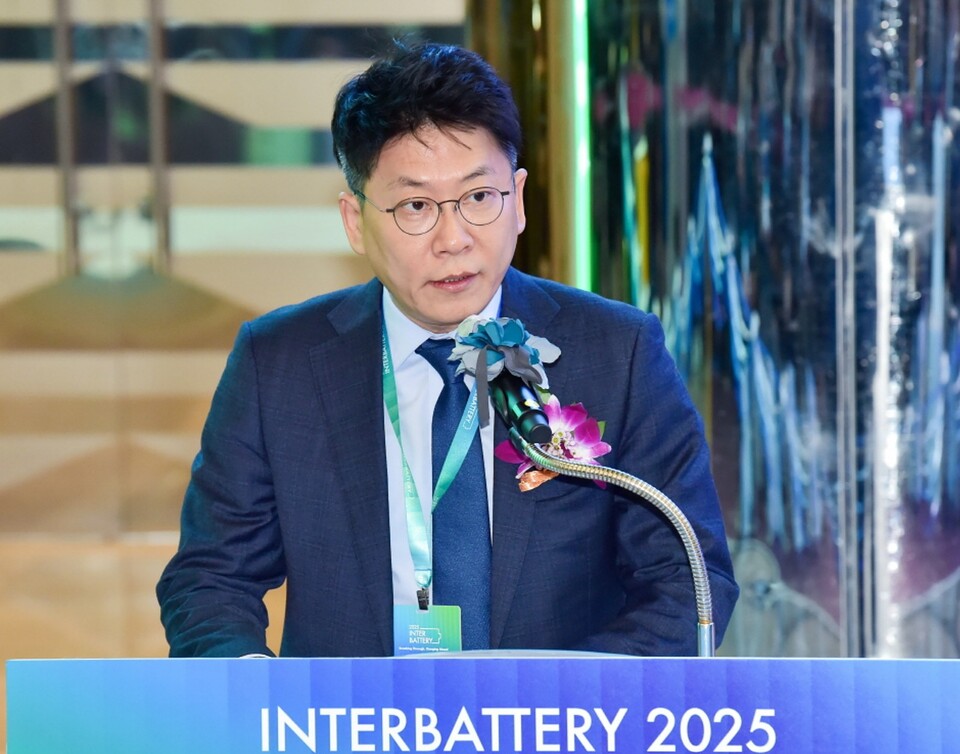 5일 서울 강남구 코엑스에서 열린 국내 최대 배터리 전시회 '인터배터리 2025' 현장을 찾은 김동명 LG에너지솔루션 사장. [LG에너지솔루션 제공]