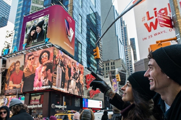 사진은 미국 뉴욕 거리의 모습. 뉴욕 시민들이 LG전자의 전광판을 지켜보고 있다. [사진=LG전자]
