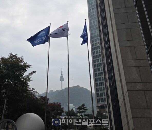 우리금융지주 본사 인근 풍경. 우리금융 사기가 휘날리는 가운데 남산타워가 바라보인다. [사진=임혜현 기자]